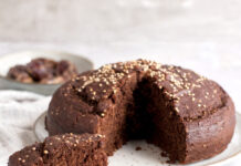 Torta al cioccolato di quinoa e datteri vegana e senza glutine