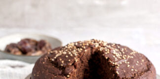 Torta al cioccolato di quinoa e datteri vegana e senza glutine