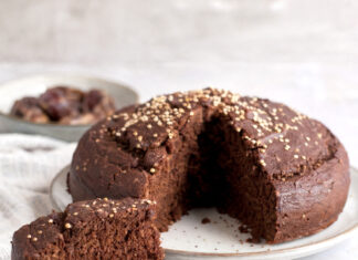 Torta al cioccolato di quinoa e datteri vegana e senza glutine