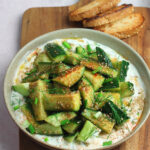 Cetrioli schiacciati in salsa di yogurt all’aneto