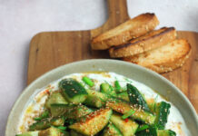 Cetrioli schiacciati in salsa di yogurt all’aneto