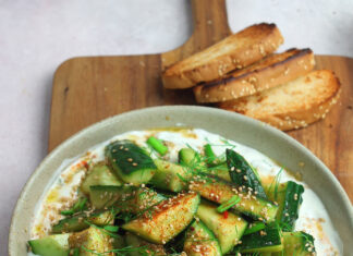 Cetrioli schiacciati in salsa di yogurt all’aneto