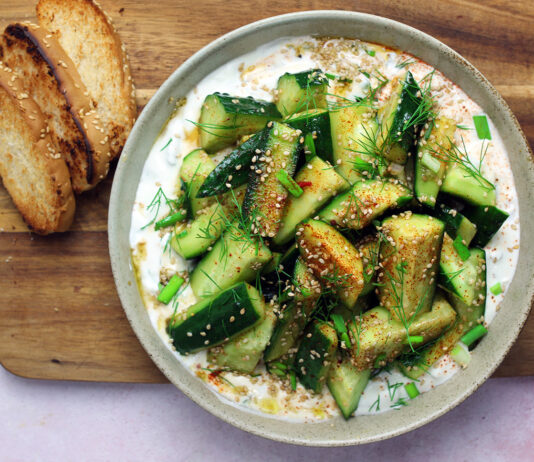 Cetrioli schiacciati in salsa di yogurt all’aneto