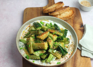 Cetrioli schiacciati in salsa di yogurt all’aneto