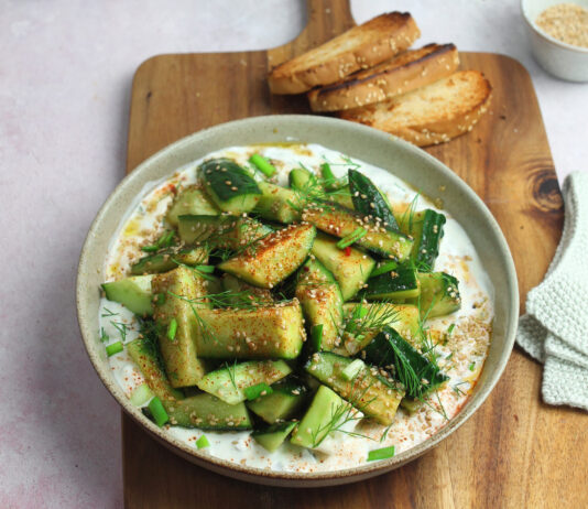 Cetrioli schiacciati in salsa di yogurt all’aneto