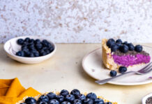 Cheesecake di mirtilli con avena e semi di chia