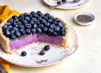 Cheesecake di mirtilli con avena e semi di chia