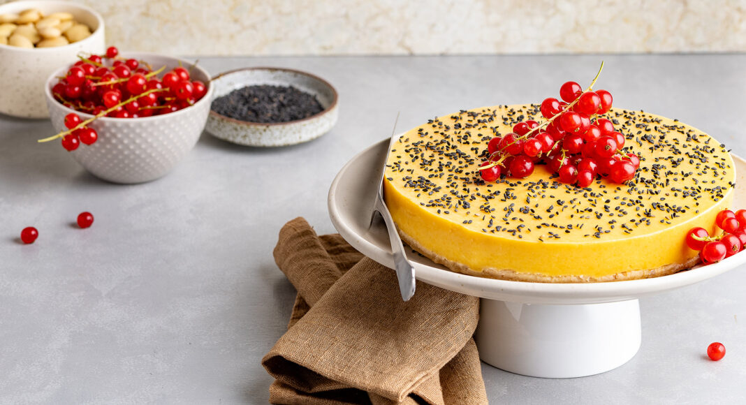 Dolce di mango, mandorle e datteri