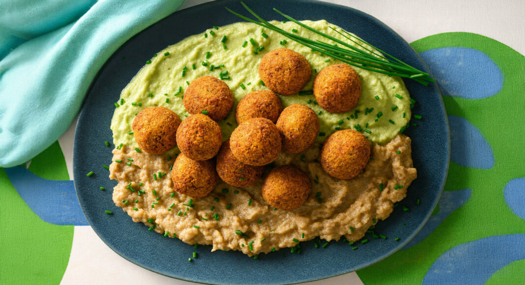 Falafel di lupini con babaganoush e salsa tatbila