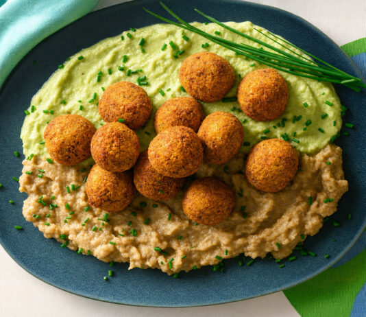 Falafel di lupini con babaganoush e salsa tatbila