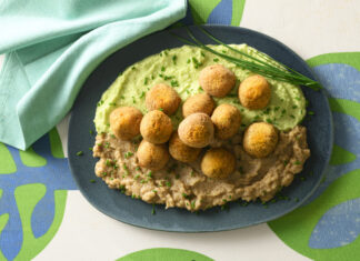 Falafel di lupini con babaganoush e salsa tatbila