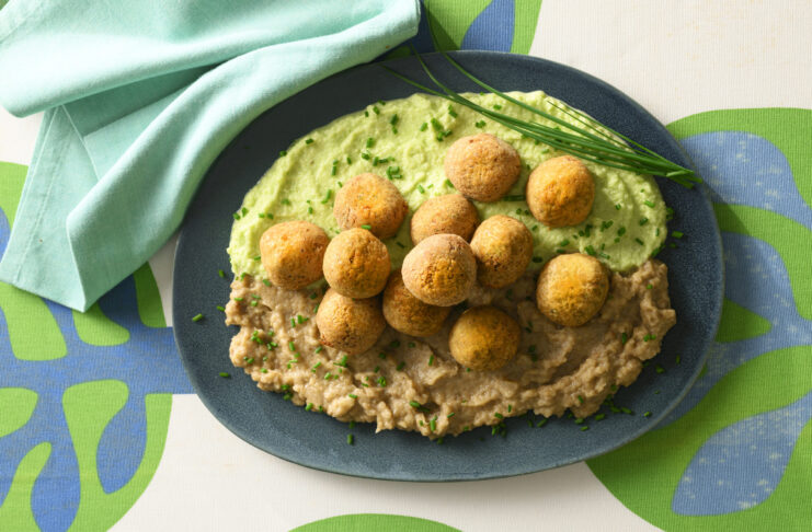 Falafel di lupini con babaganoush e salsa tatbila