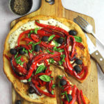 Flatbread di ricotta con peperoni e primosale