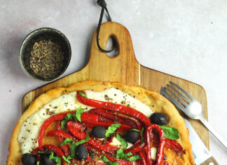 Flatbread di ricotta con peperoni e primosale