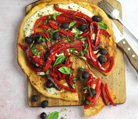 Flatbread di ricotta con peperoni e primosale