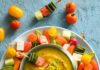Gazpacho giallo con spiedini colorati