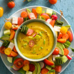 Gazpacho giallo con spiedini colorati