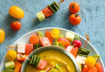 Gazpacho giallo con spiedini colorati