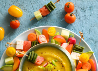 Gazpacho giallo con spiedini colorati