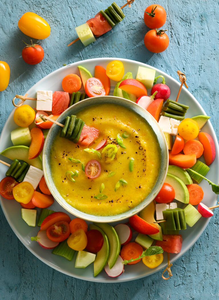 Gazpacho giallo con spiedini colorati
