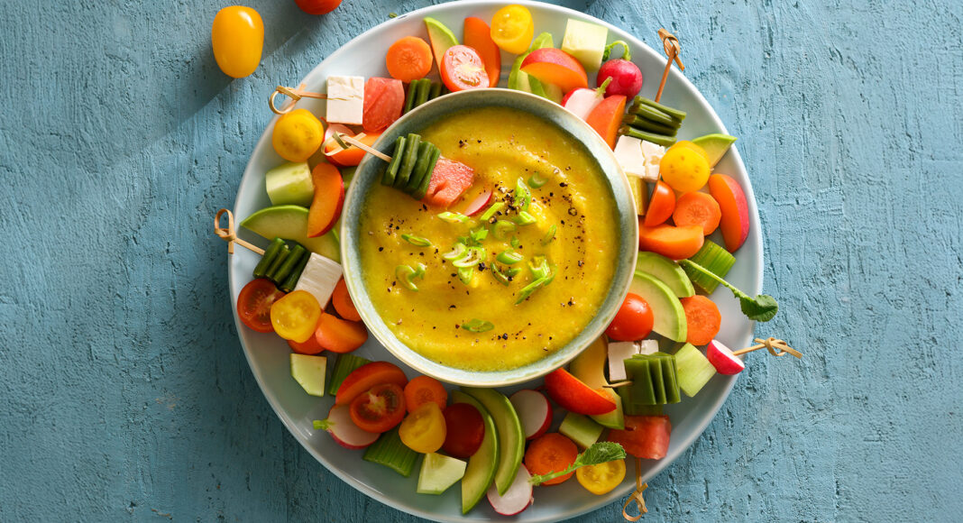 Gazpacho giallo con spiedini colorati