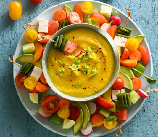 Gazpacho giallo con spiedini colorati