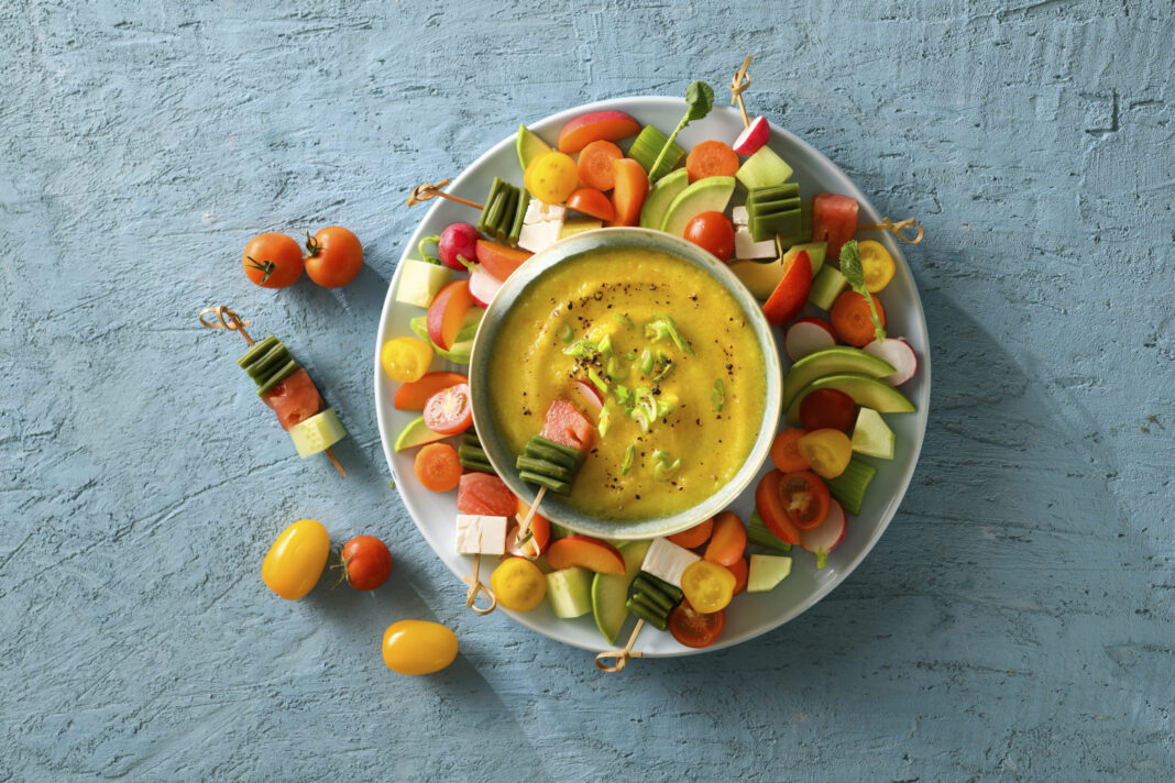 Gazpacho giallo con spiedini colorati