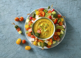 Gazpacho giallo con spiedini colorati