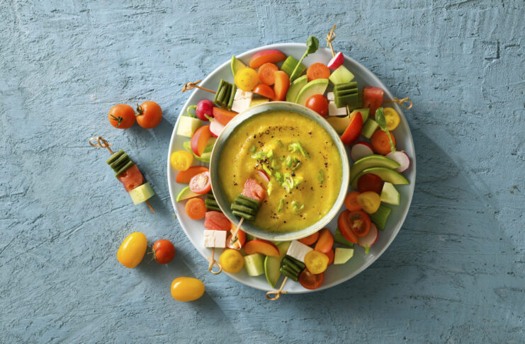 gazpacho_4282935;1_View Gazpacho giallo con spiedini colorati