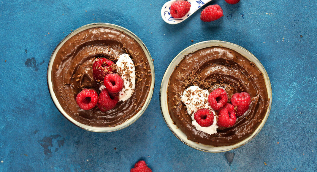 Mousse di cioccolato e banana con lamponi