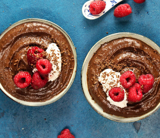 Mousse di cioccolato e banana con lamponi