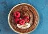 Mousse di cioccolato e banana con lamponi