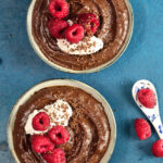 Mousse di cioccolato e banana con lamponi