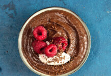 Mousse di cioccolato e banana con lamponi