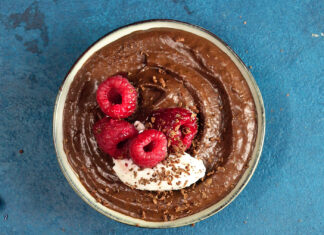 Mousse di cioccolato e banana con lamponi