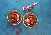 Mousse di cioccolato e banana con lamponi