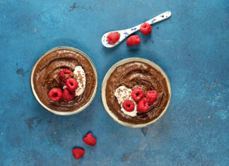 Mousse di cioccolato e banana con lamponi