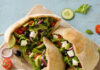 Pita sandwich con insalata greca e tzatziki di ravanelli