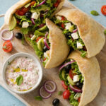 Pita sandwich con insalata greca e tzatziki di ravanelli