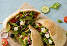 Pita sandwich con insalata greca e tzatziki di ravanelli