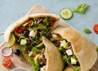 Pita sandwich con insalata greca e tzatziki di ravanelli