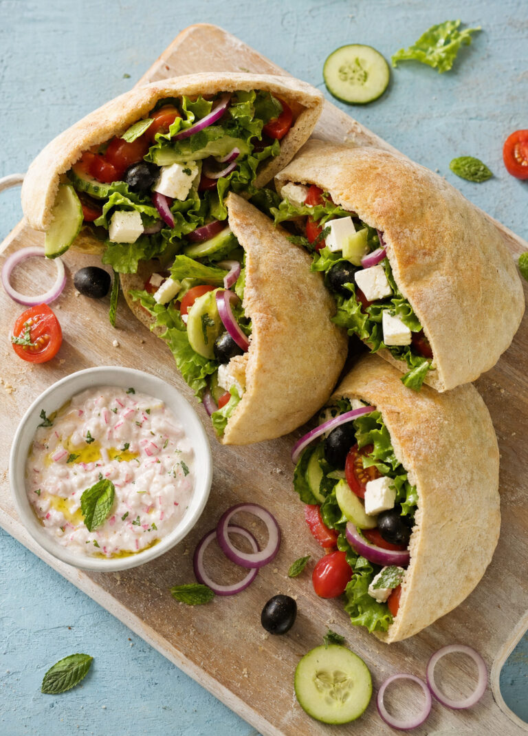 Pita sandwich con insalata greca e tzatziki di ravanelli