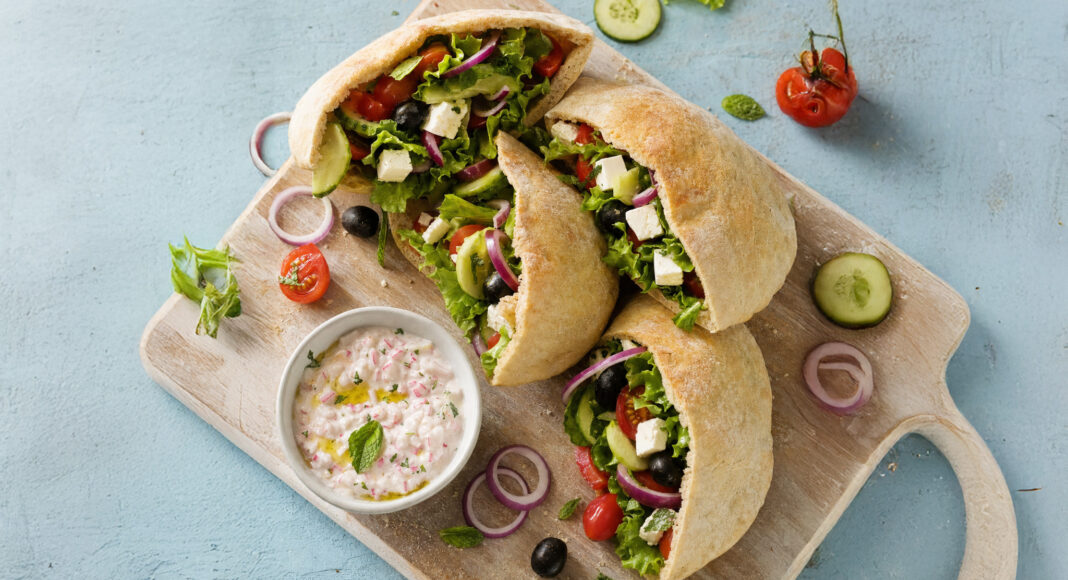 Pita sandwich con insalata greca e tzatziki di ravanelli