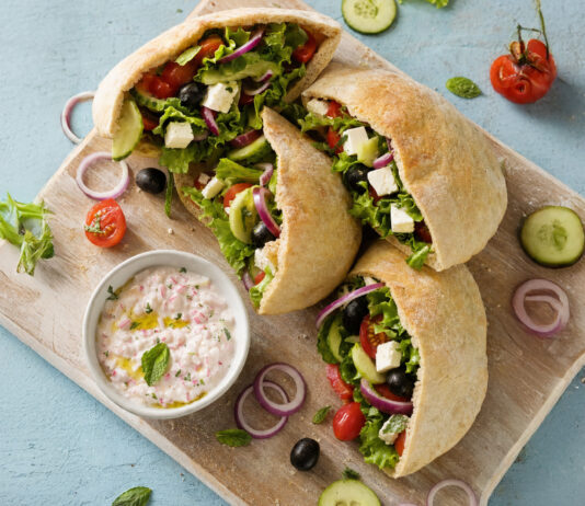 Pita sandwich con insalata greca e tzatziki di ravanelli