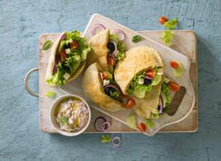 Pita sandwich con insalata greca e tzatziki di ravanelli