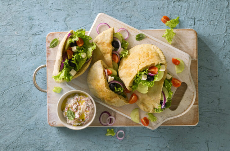 Pita sandwich con insalata greca e tzatziki di ravanelli