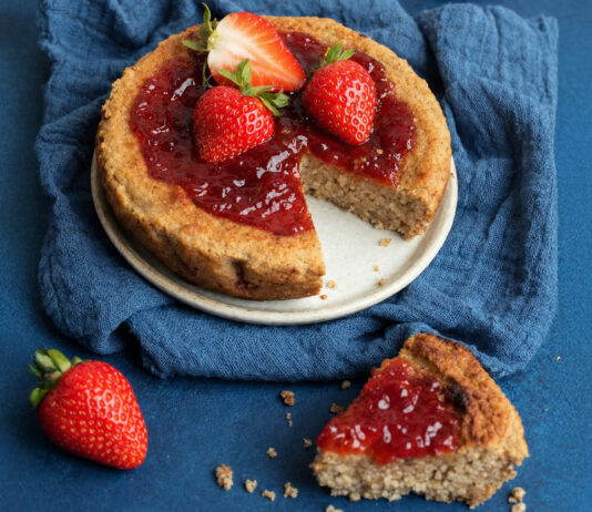 Tortina-pancake di mandorle e fragole