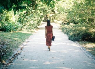 Il momento perfetto per muoversi? Camminare dopo cena d’estate