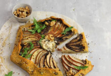 Torta salata di polenta taragna con pere e funghi porcini