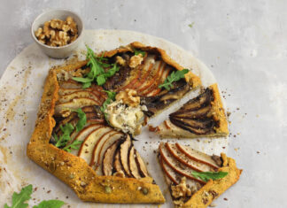 Torta salata di polenta taragna con pere e funghi porcini